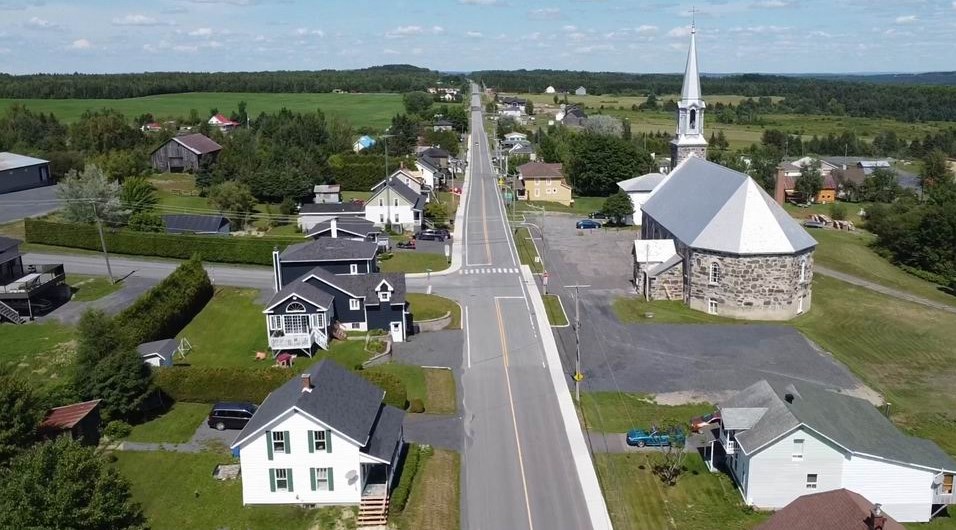 Normand DeLessard présente une vue aérienne de Saint-Alfred