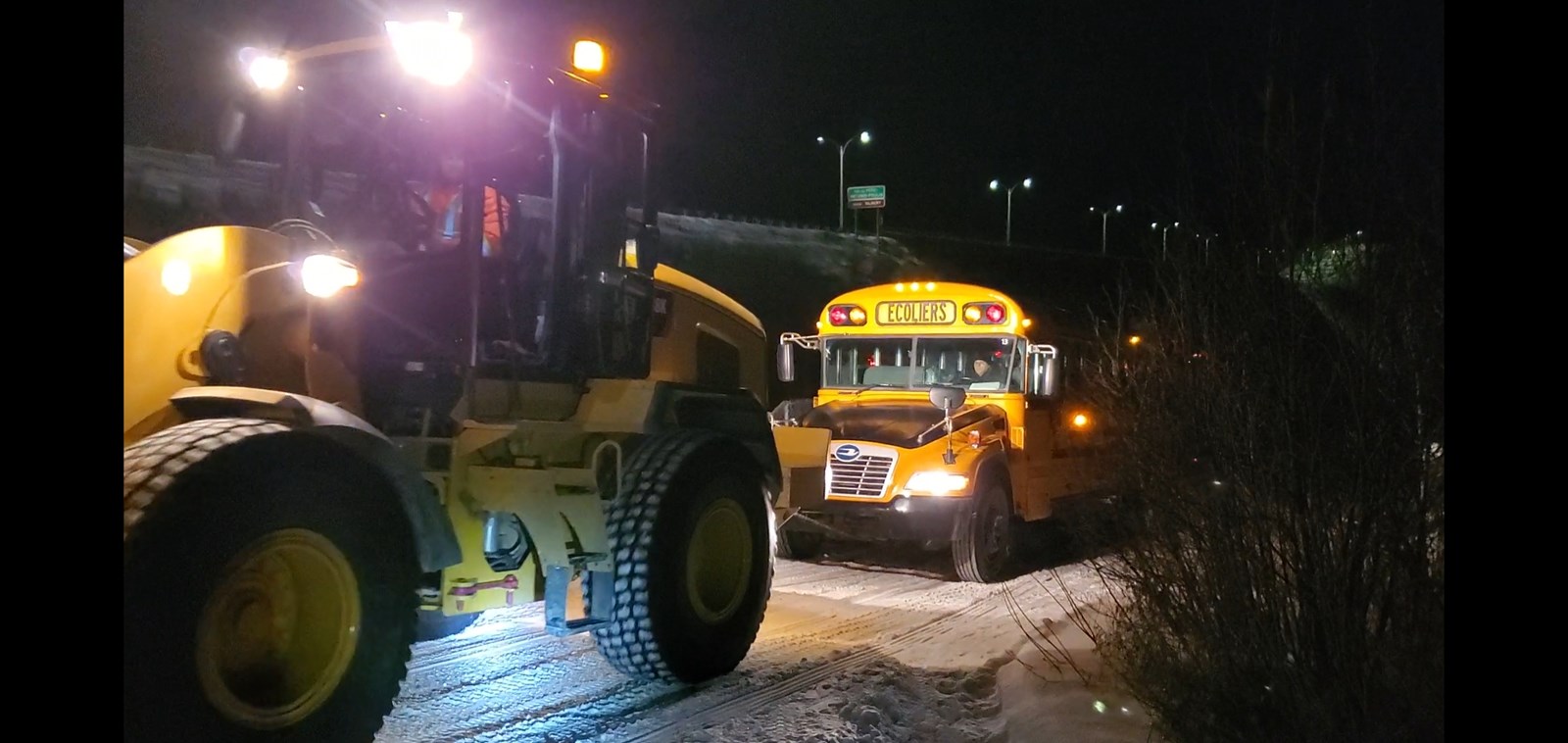 Un autobus scolaire se retrouve en fâcheuse position à cause d'un GPS