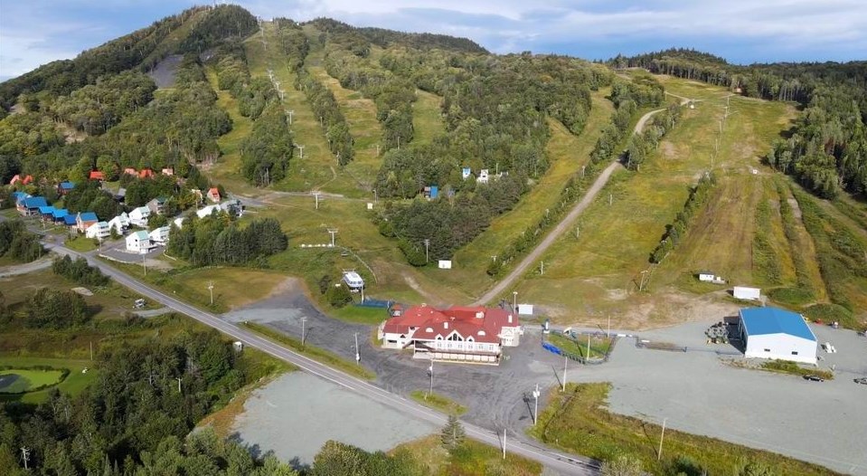 Normand DeLessard présente une vue aérienne du Mont-Orignal en été