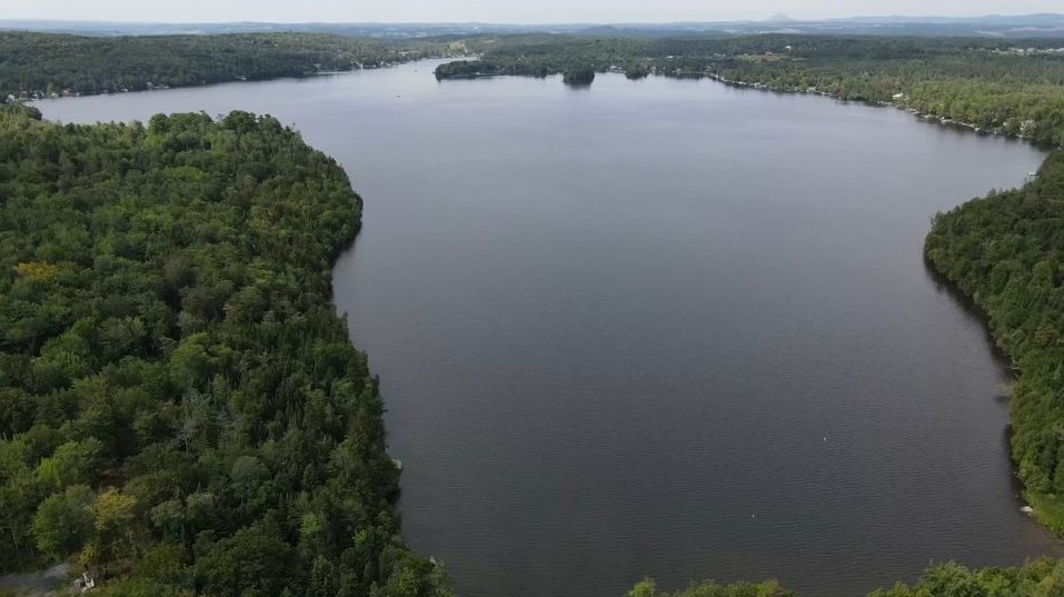 Normand DeLessard présente le lac Fortin vu des airs