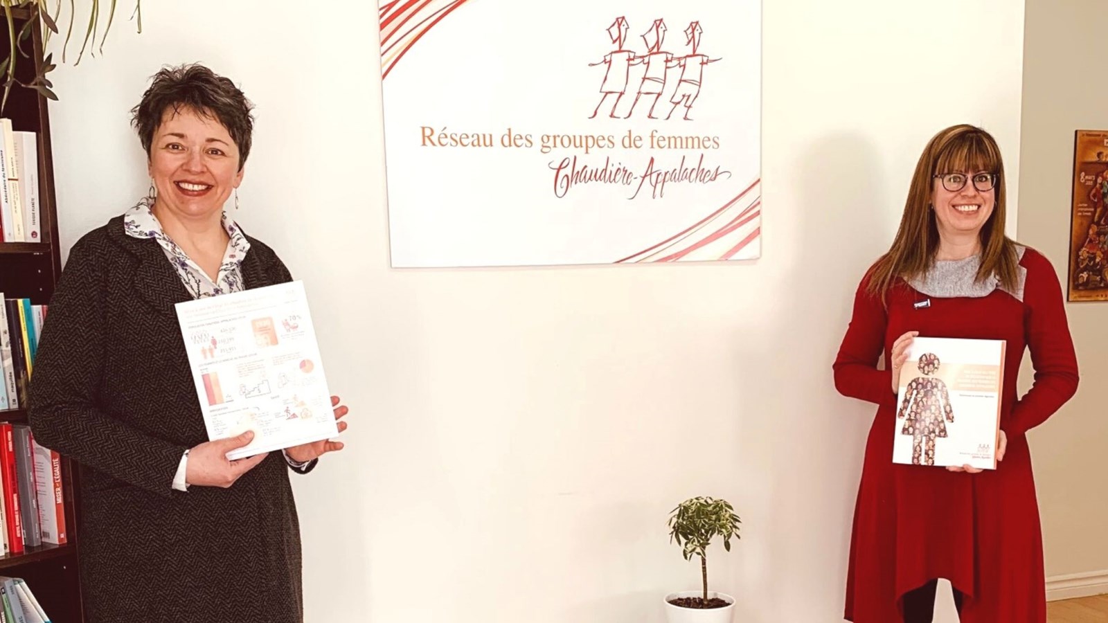 À gauche, Andrée Larouche, agente de projet et Karine Drolet, directrice générale du RGFCA lors du dépôt de la mise à jour du rapport de la situation économique des femmes.