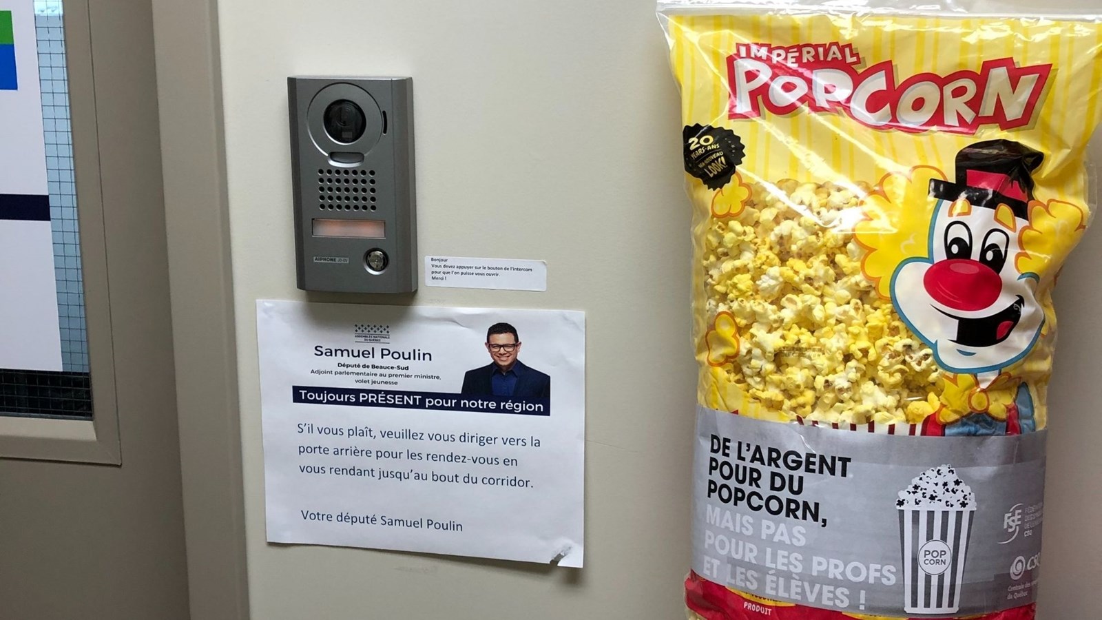 Les enseignants ont livré un sac de pop corn au député Samuel Poulin.