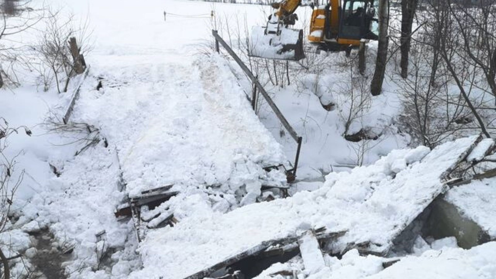 Un pont cède sous le poids d'une déneigeuse sur un sentier de motoneige