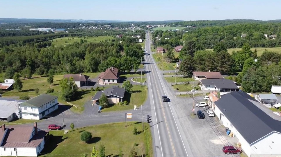 Normand DeLessard présente une vue aérienne de Saint-Benoît-Labre