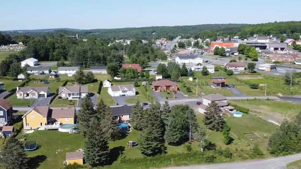 Normand DeLessard présente une vue aérienne de Saint-Benoît-Labre