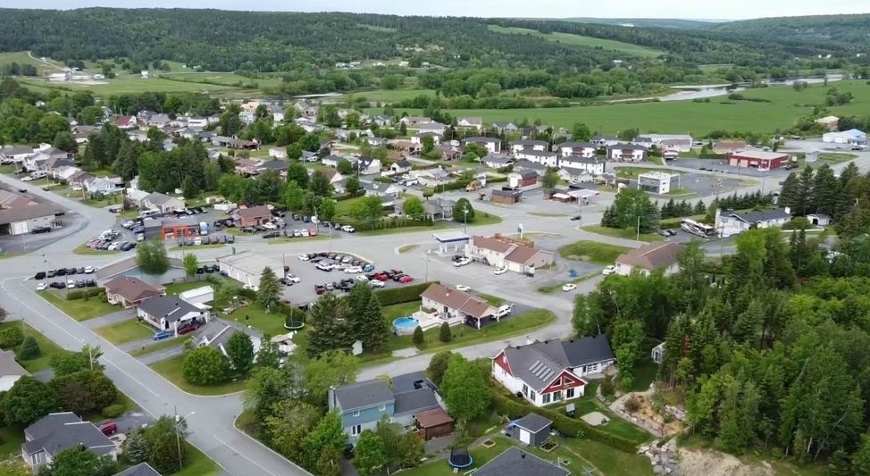 Normand DeLessard présente une vue aérienne de Notre-Dame-des-Pins