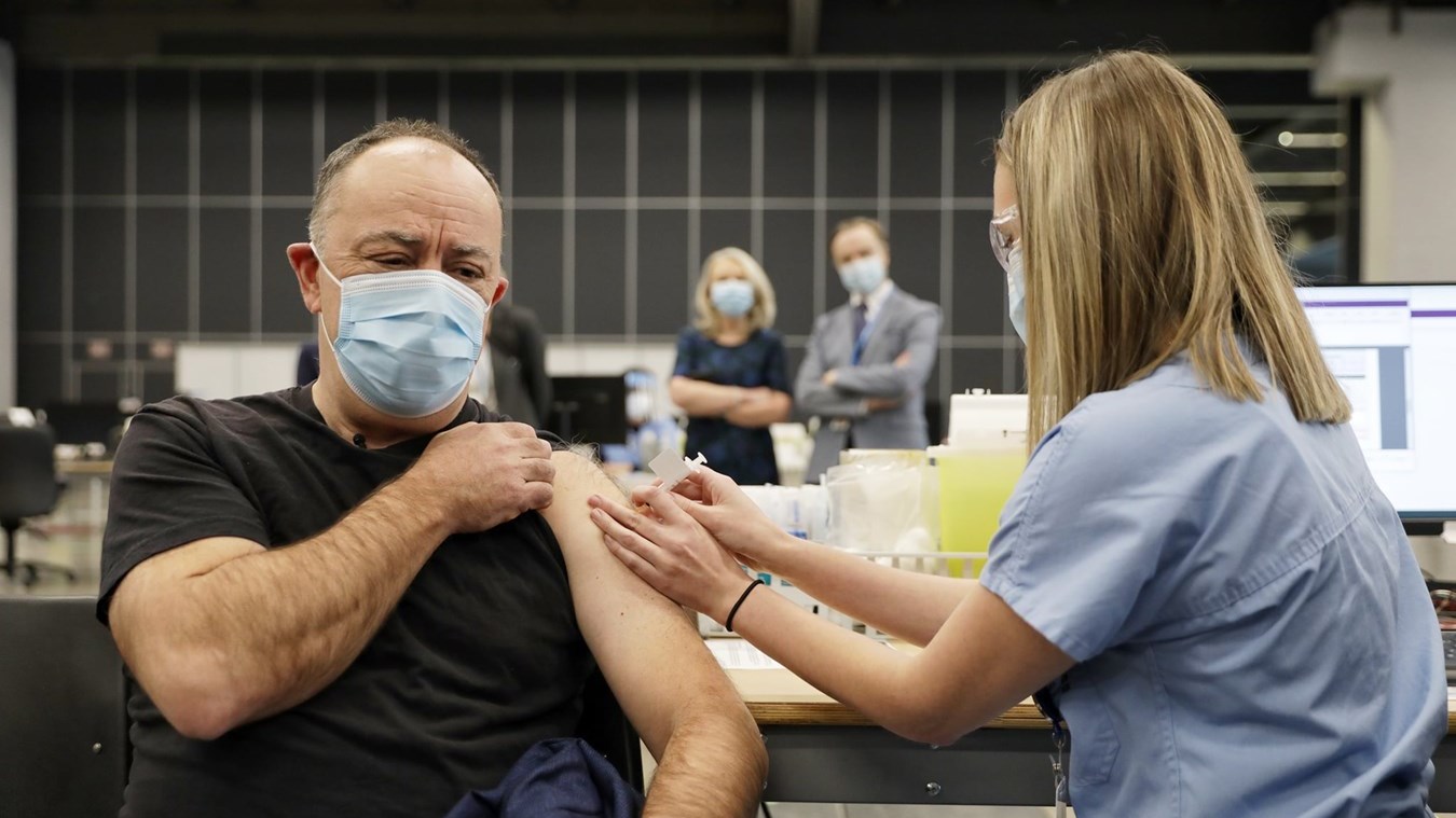 Le ministre Dubé s'est fait vacciner hier.