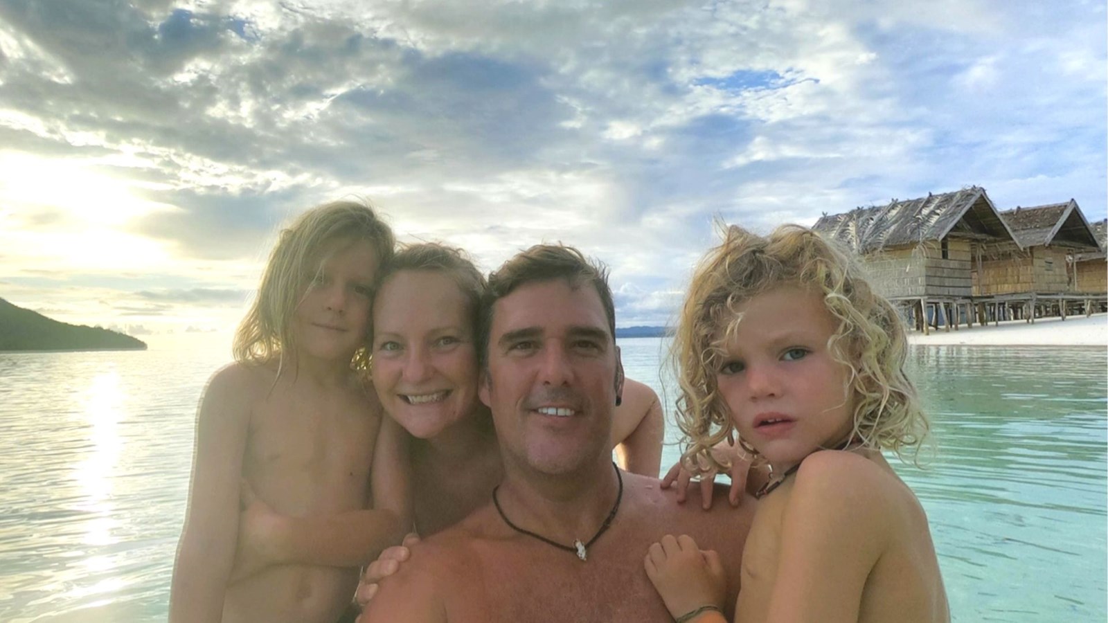 Jean Pierre Lessard accompagné de sa femme et leur deux enfants
