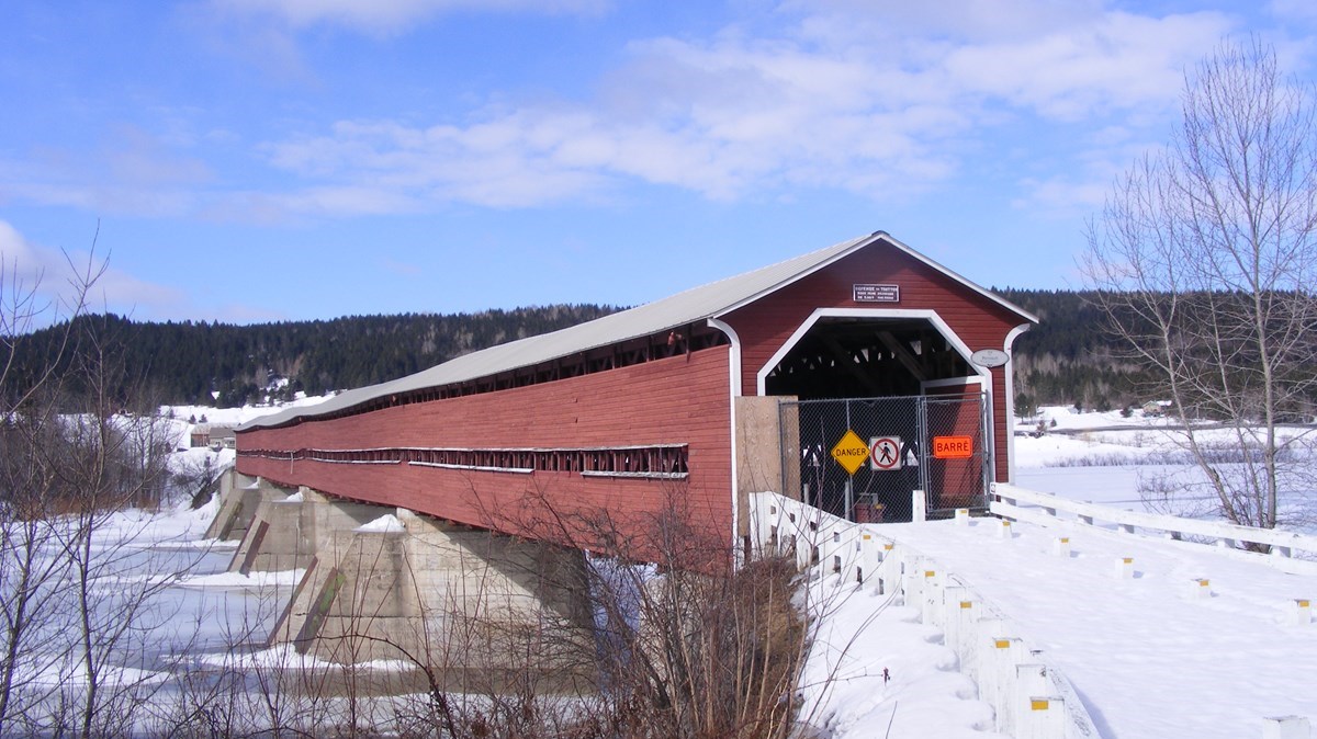 Groupe Canam verse 50 000 $ pour la réfection du pont couvert Perrault
