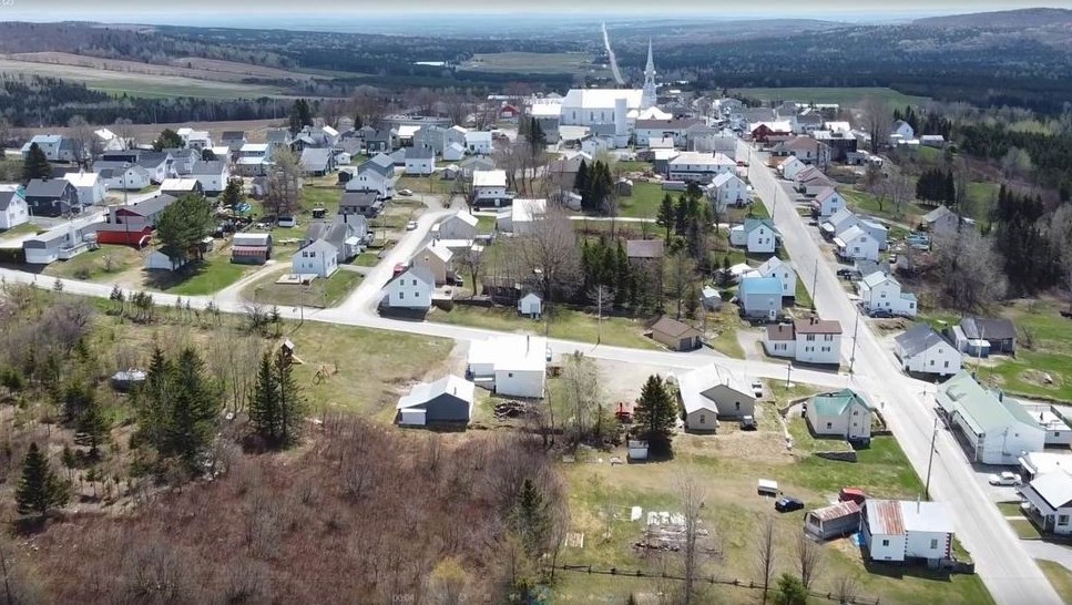 Normand DeLessard présente une vue aérienne de Saint-Magloire