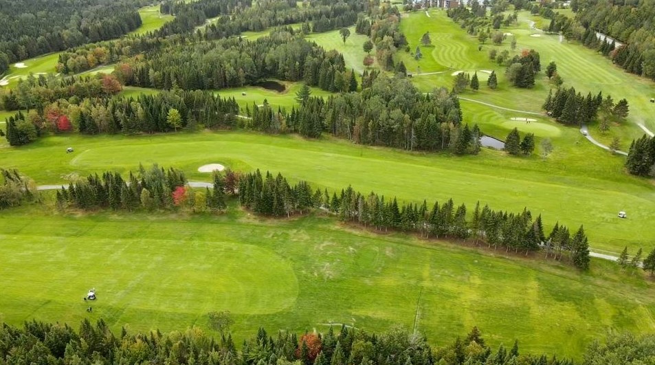 Normand DeLessard présente le Club de golf de Beauceville vue du ciel