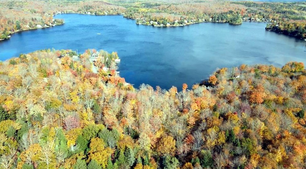 Normand DeLessard présente une vue aérienne du Lac-Poulin