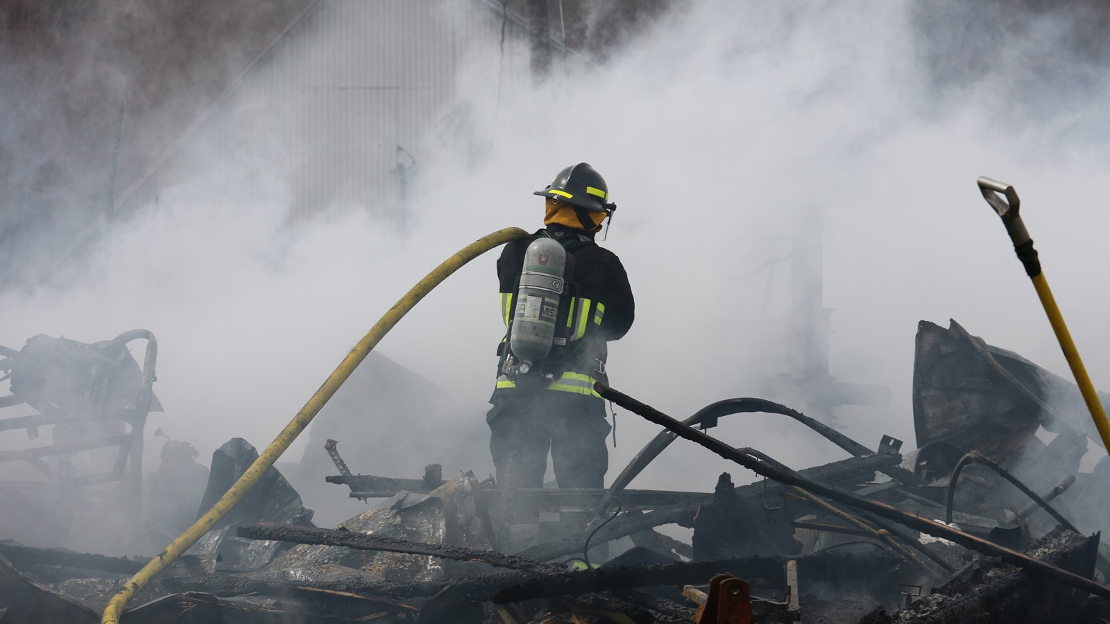 Un garage résidentiel détruit par les flammes