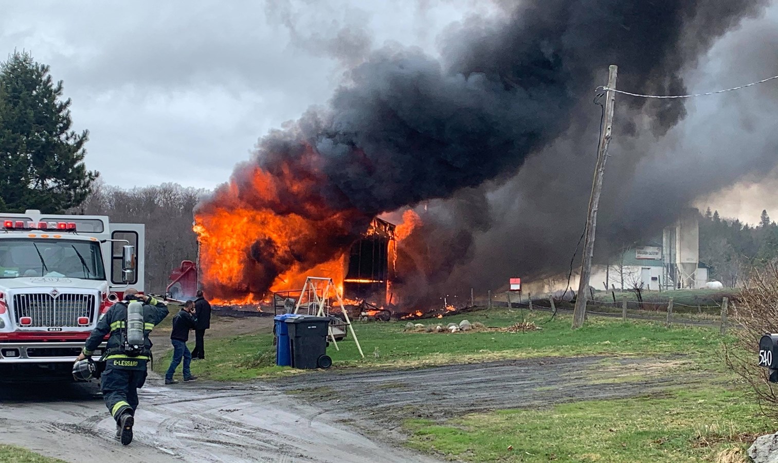 Un garage résidentiel détruit par les flammes