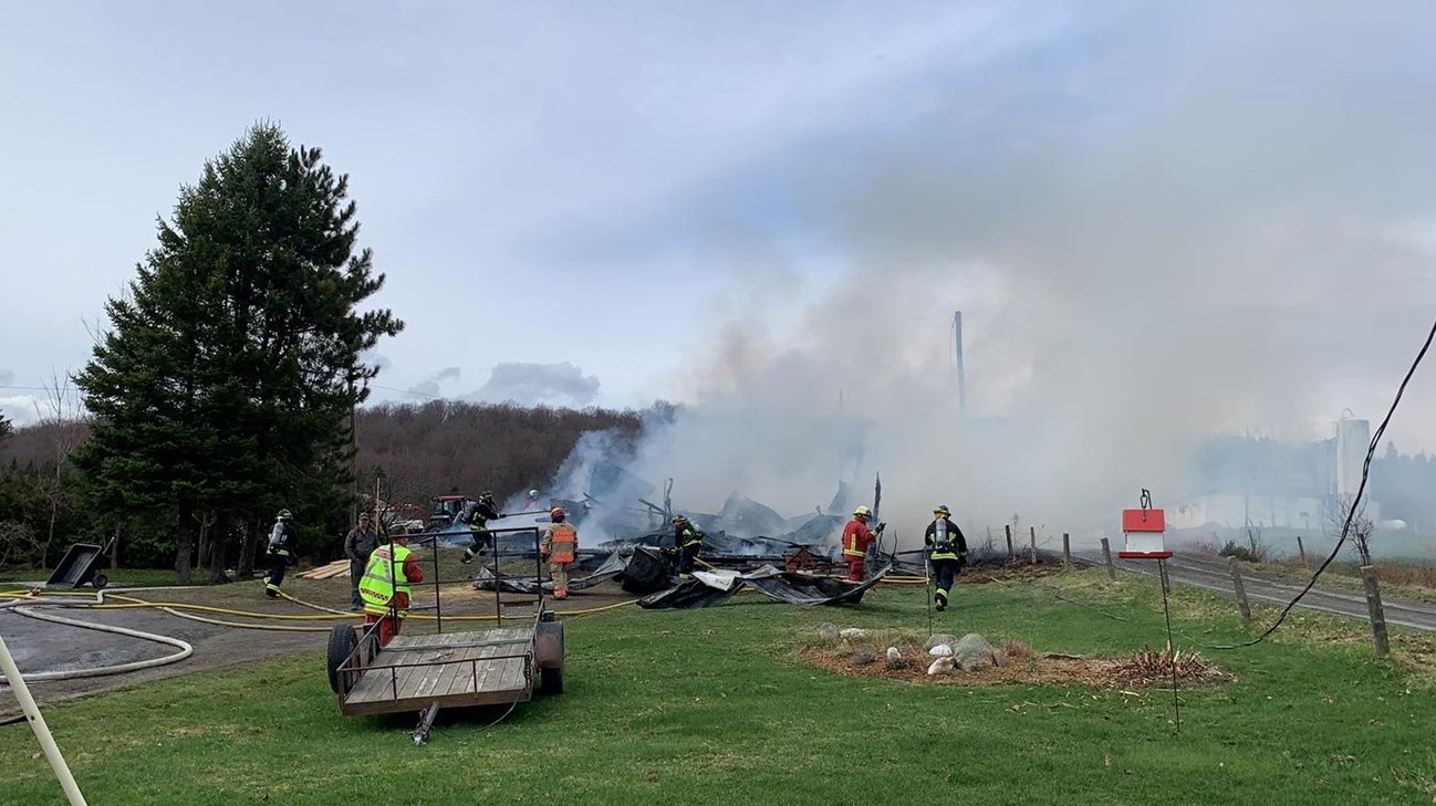 Un garage résidentiel détruit par les flammes