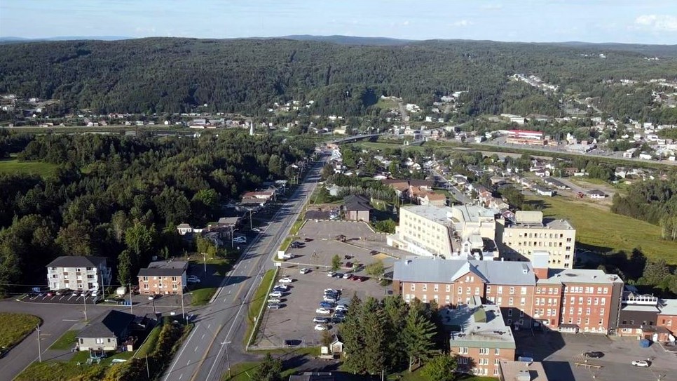 Normand DeLessard présente une vue aérienne de Beauceville