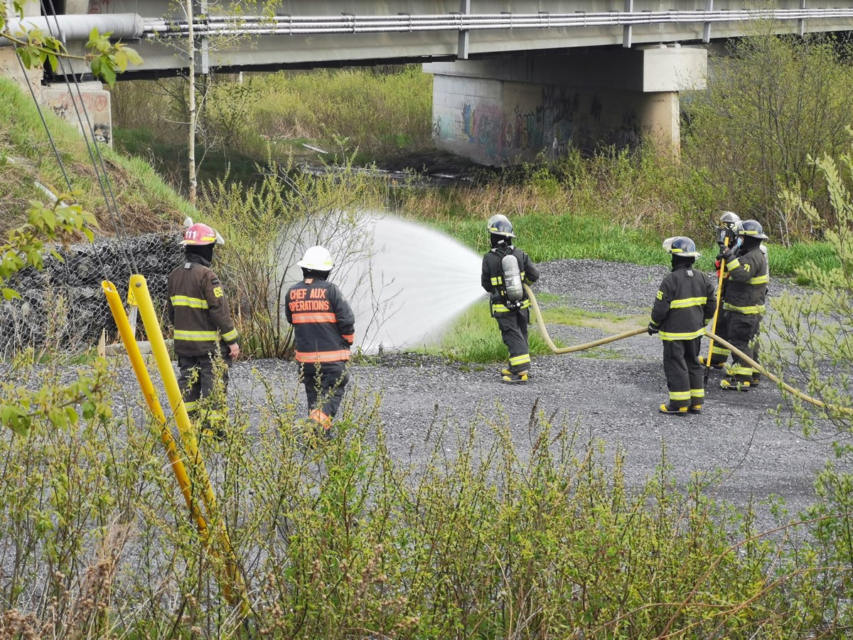 Feu d'herbe au boulevard Lacroix