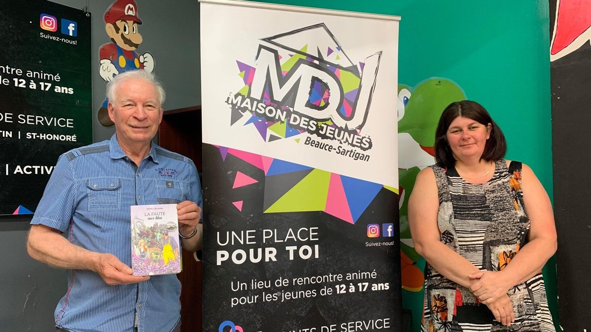 L'auteur, Michel Laflamme, en compagnie de la directrice de la Maison des Jeunes Beauce Sartigan, Julie Barrette. 
