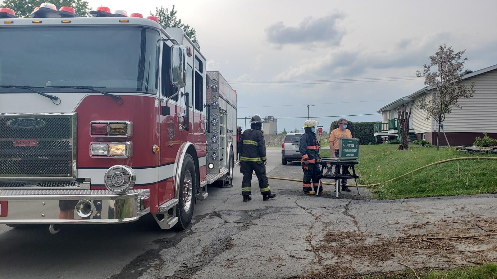 Incendie volontaire dans un jardin résidentiel