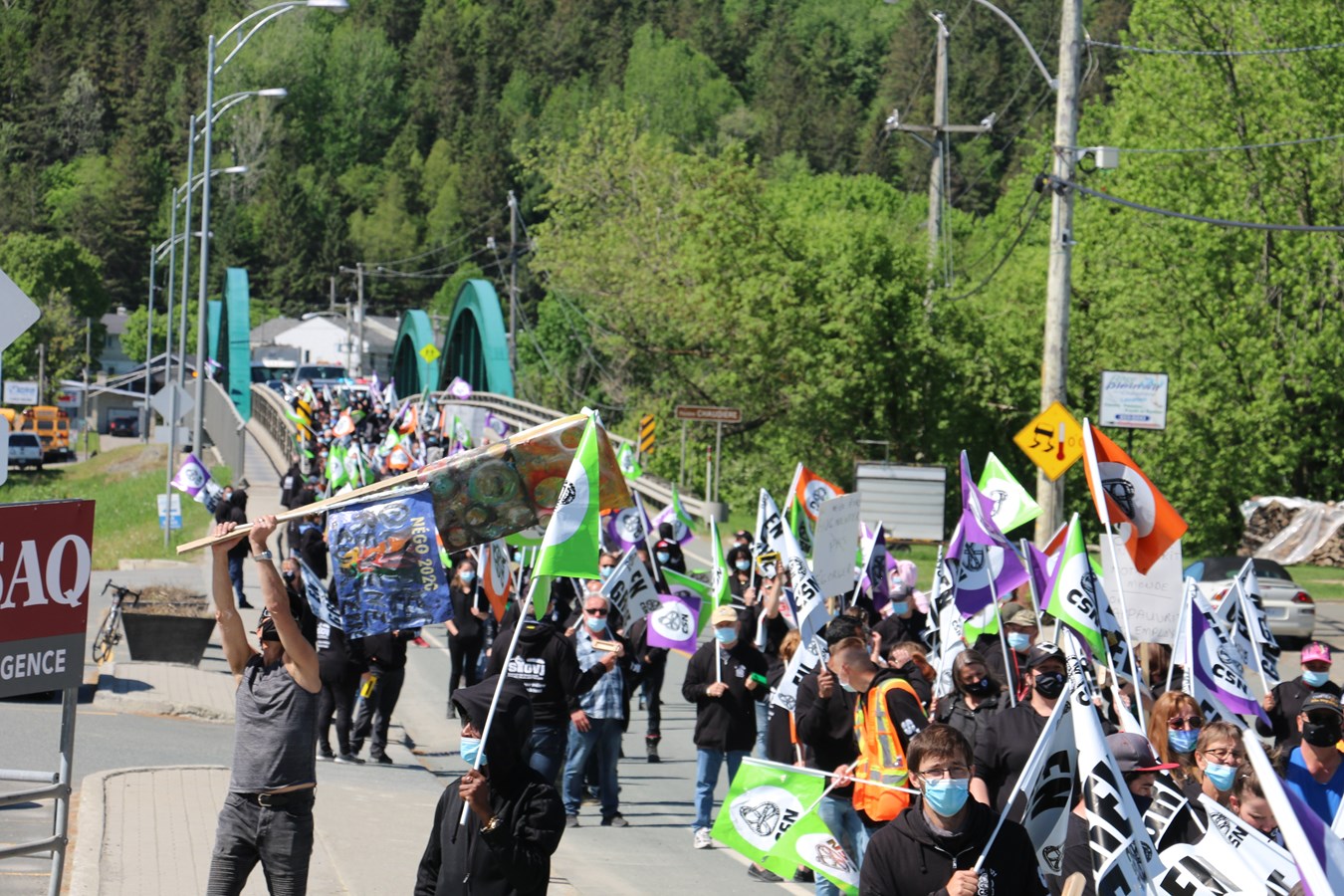 Les employés d'Olymel manifestent dans les rues de Vallée-Jonction