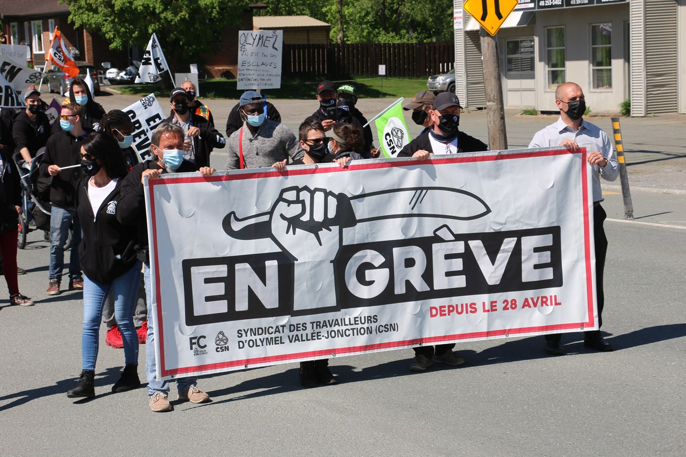 Les employés d'Olymel manifestent dans les rues de Vallée-Jonction