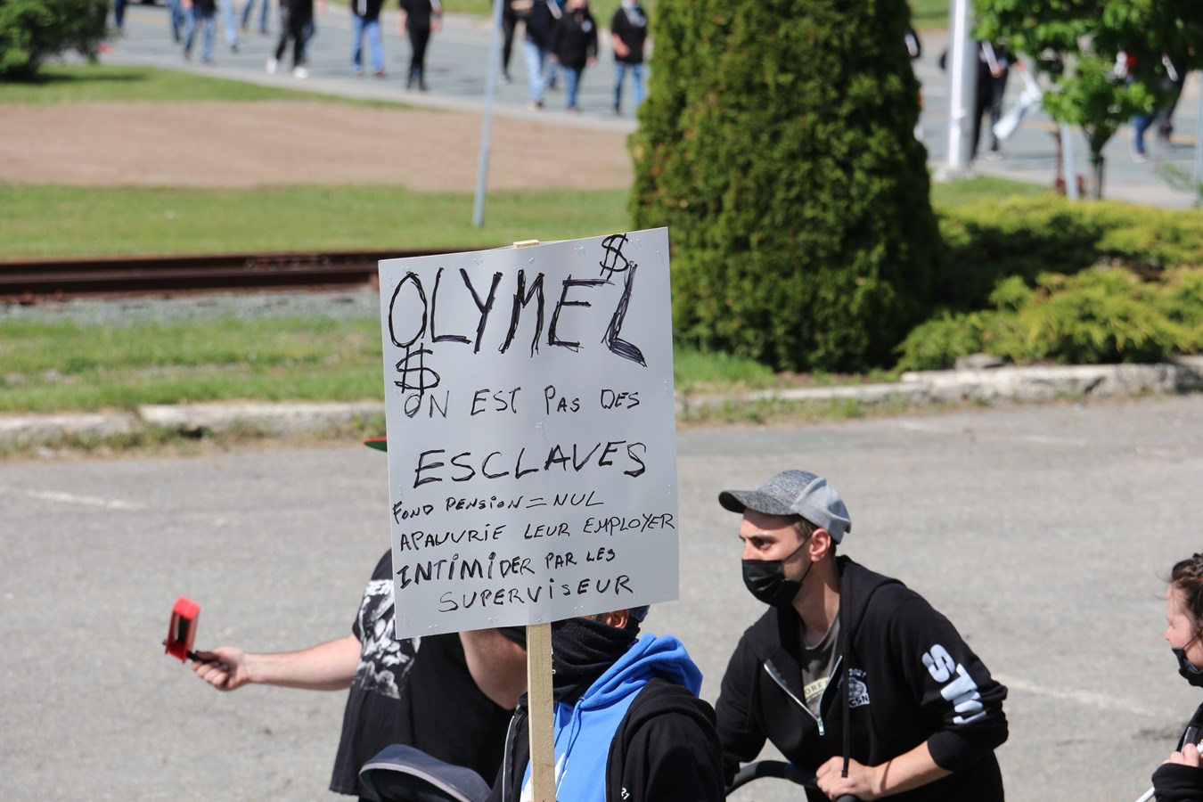 Les employés d'Olymel manifestent dans les rues de Vallée-Jonction
