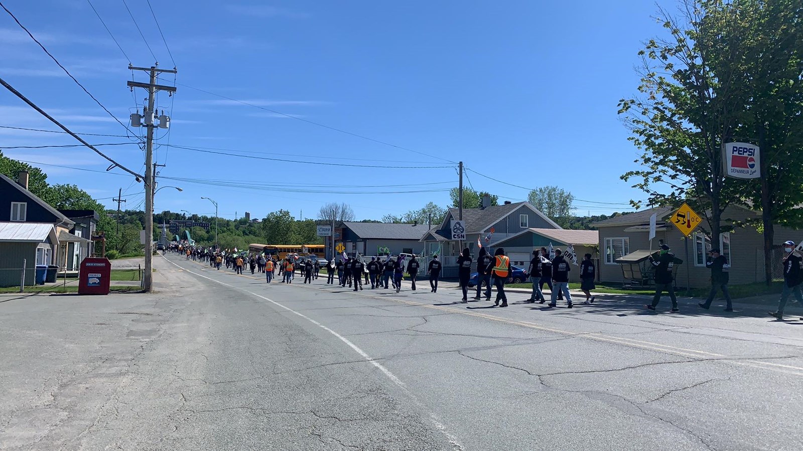 Les employés d'Olymel manifestent dans les rues de Vallée-Jonction