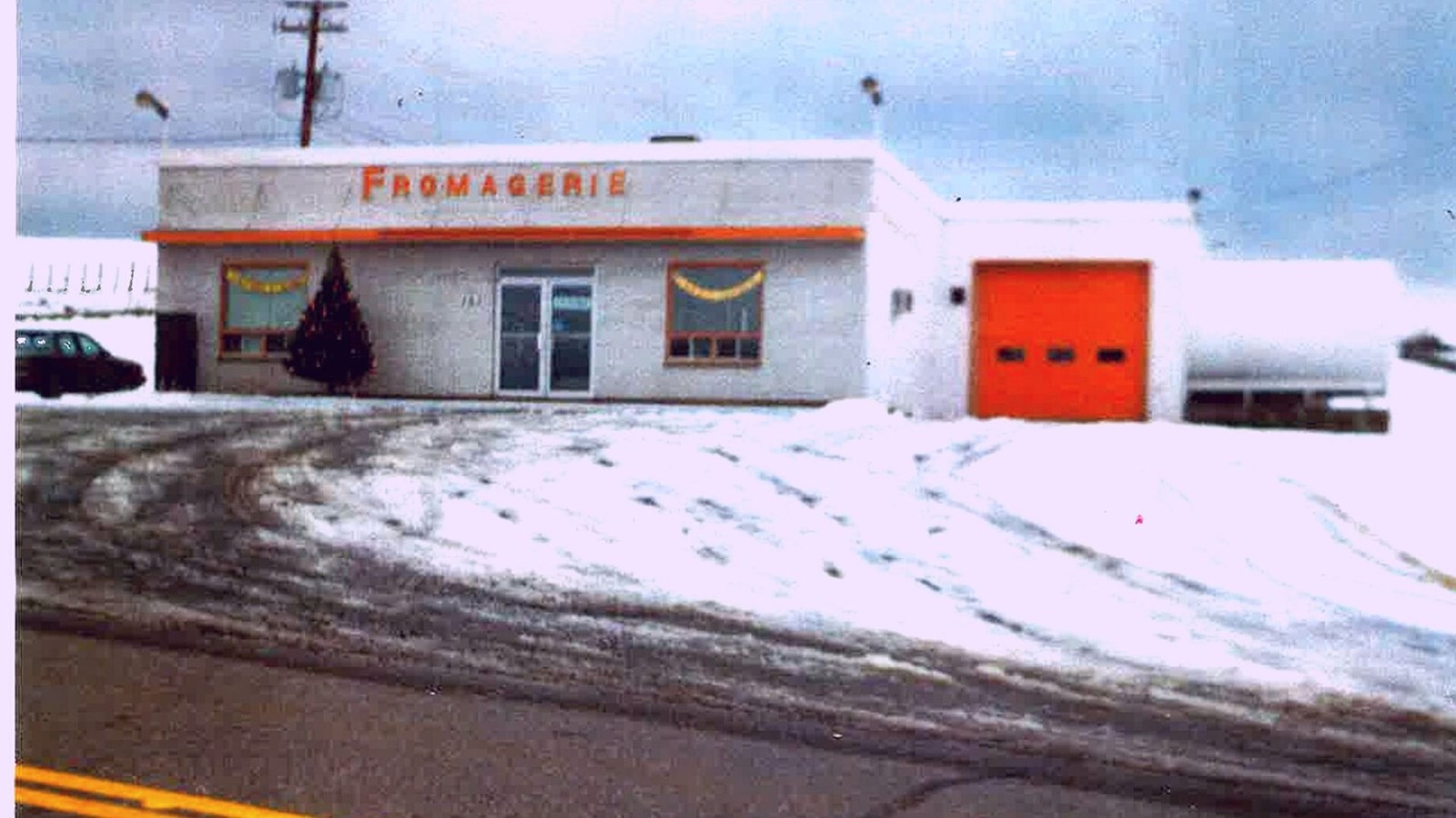 Troisième fromagerie construite en 1975 sur le terrain actuel. Photo prise en 1980.