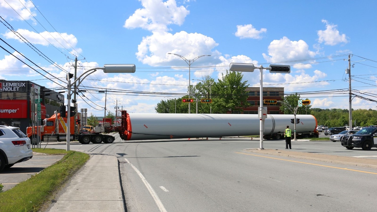 Le transport d'une éolienne perturbe la circulation à Saint-Georges