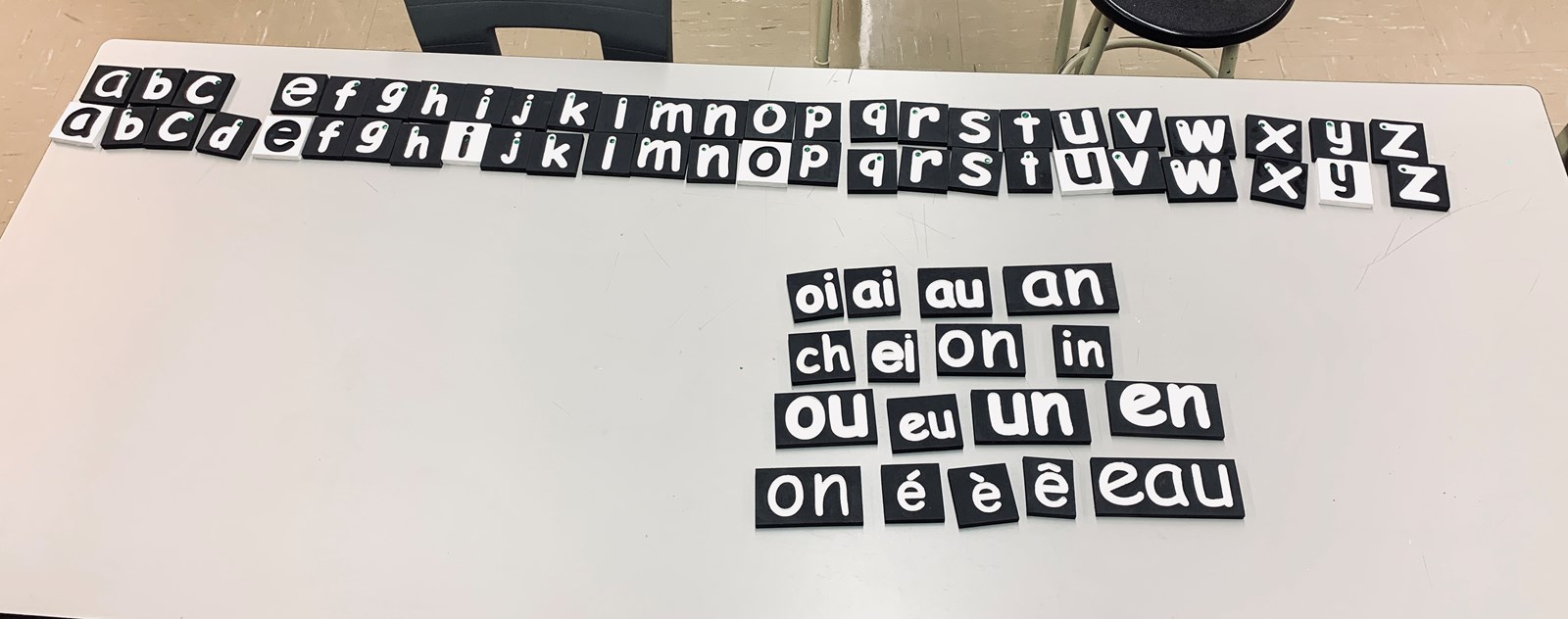 Des lettres et des sons gravés et peinturés permettant aux élèves de la classe COM de manipuler et de toucher la lettre en passant le doigt dans la gravure. 