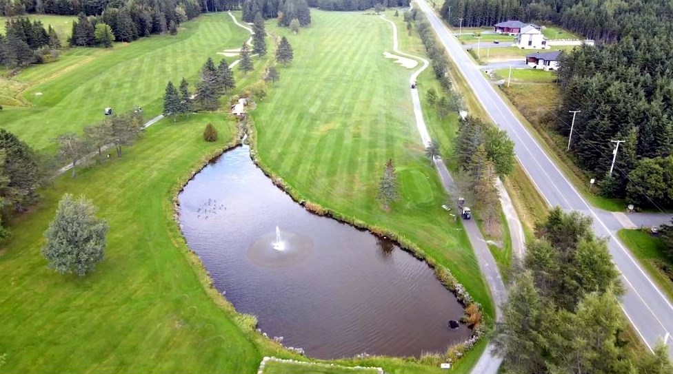 Normand DeLessard présente le Club de golf de Lac-Etchemin vue du ciel