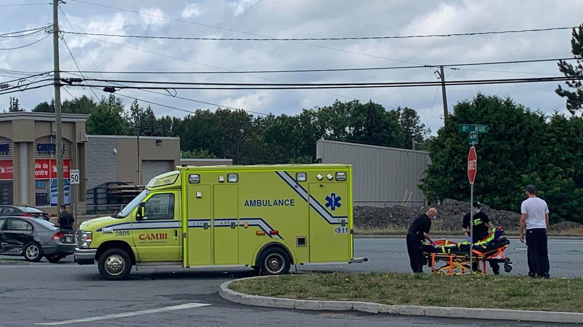 Deux véhicules entrent en collision sur le boulevard Dionne