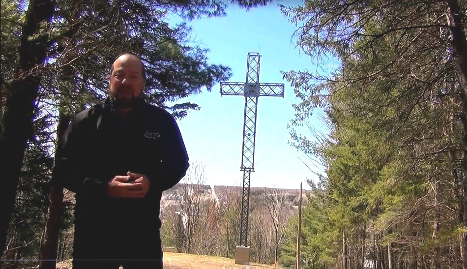 Normand DeLessard présente une vue aérienne de la croix de Beauceville