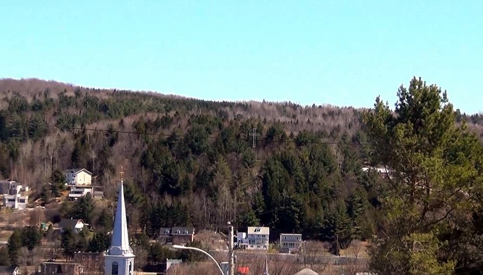 Normand DeLessard présente une vue aérienne de la croix de Beauceville