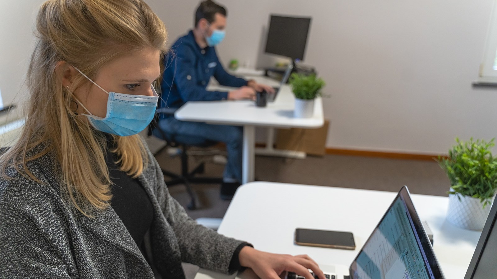 L'INSPQ suggère le retour du deux mètres de distance sur les lieux de travail