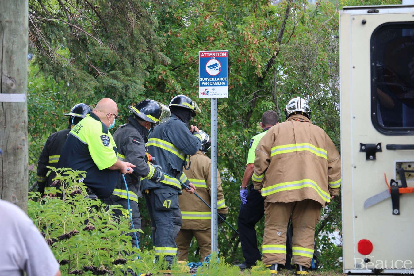 Une conductrice termine sa route dans des arbres
