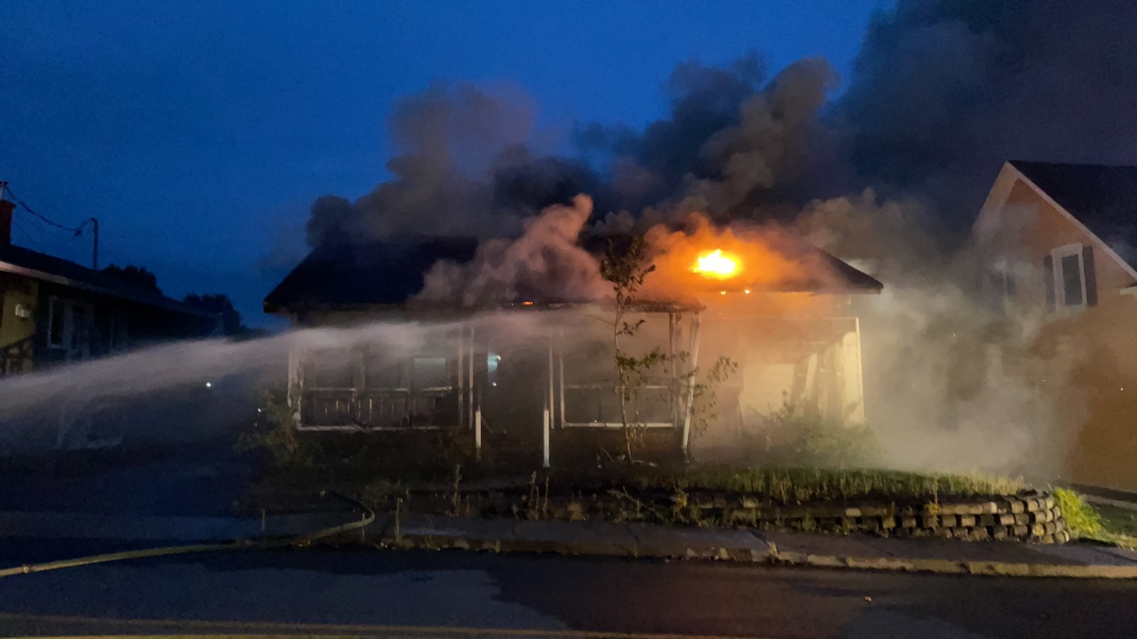 Une résidence ravagée par les flammes à Beauceville