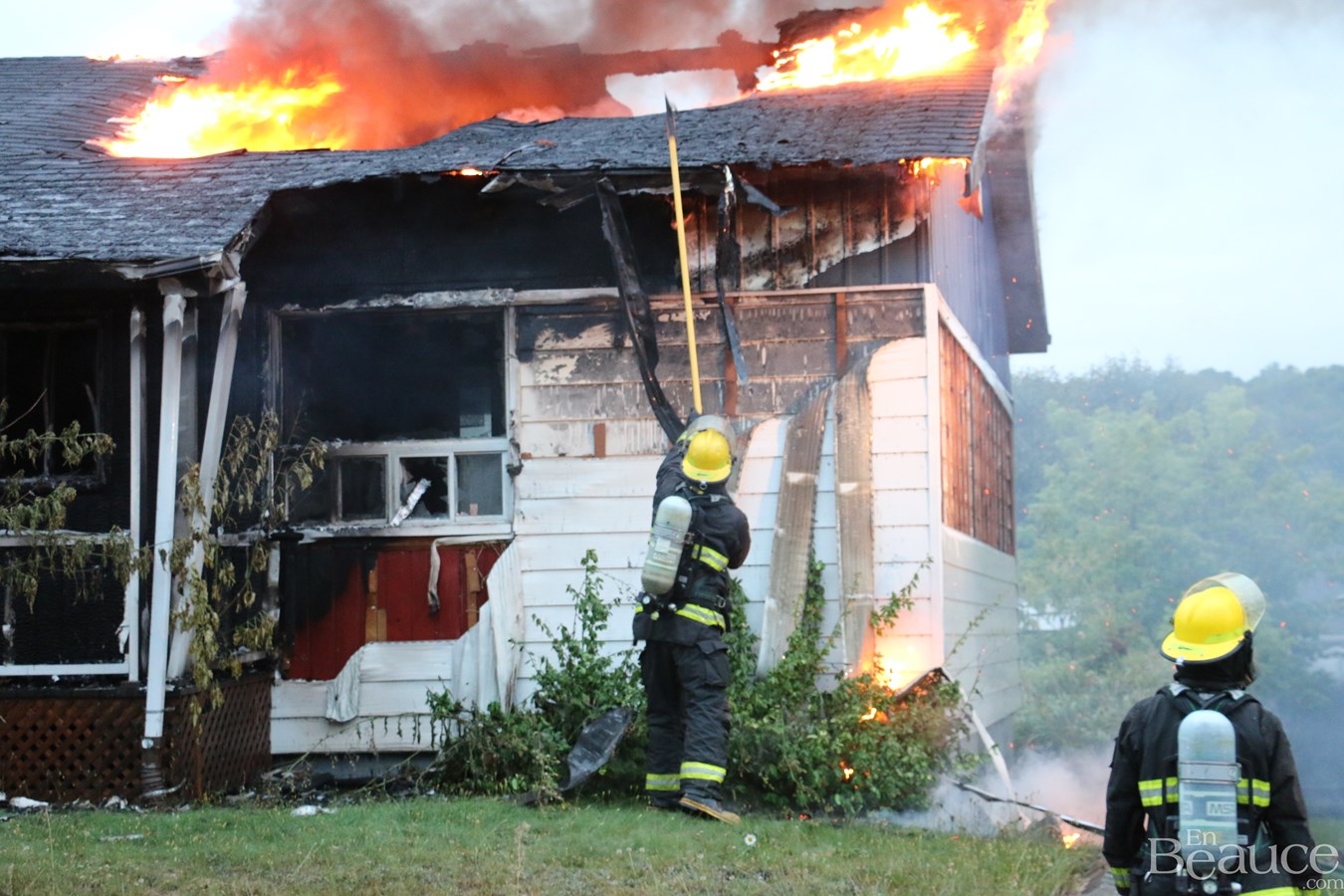 Une résidence ravagée par les flammes à Beauceville