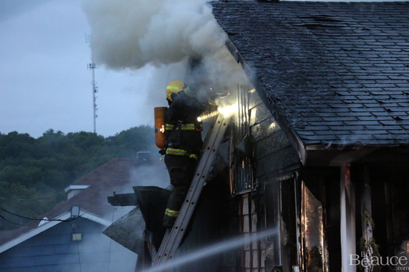 Une résidence ravagée par les flammes à Beauceville