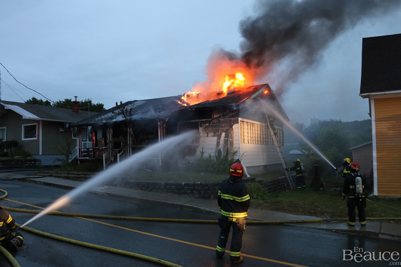 Une résidence ravagée par les flammes à Beauceville