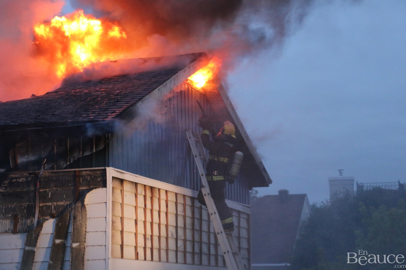 Une résidence ravagée par les flammes à Beauceville