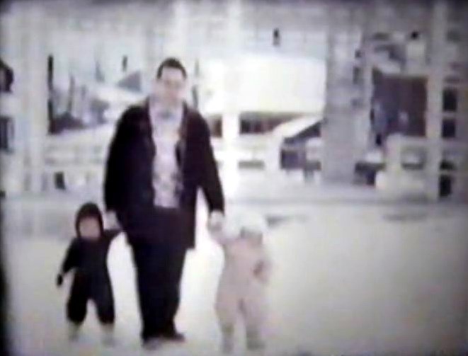 Normand DeLessard présente des souvenirs de la patinoire du Parc Bélair à Saint-Georges
