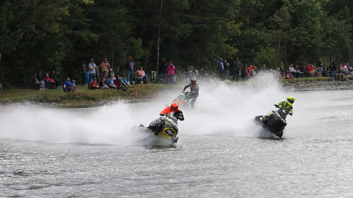 Course de motoneige sur l'eau à Frampton