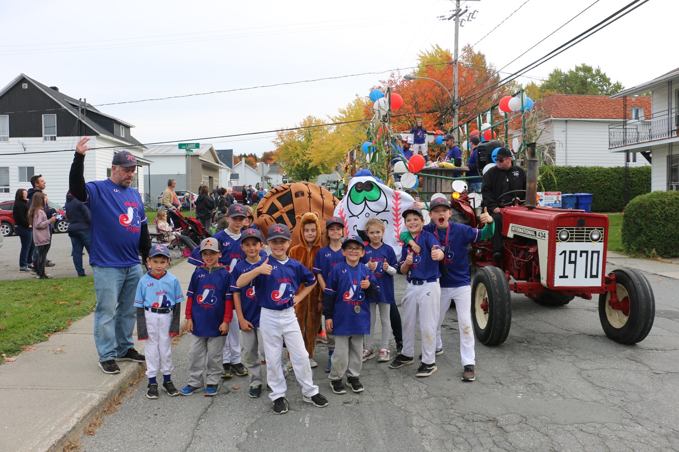 Un franc succès pour la parade des Fêtes du 150e de fondation