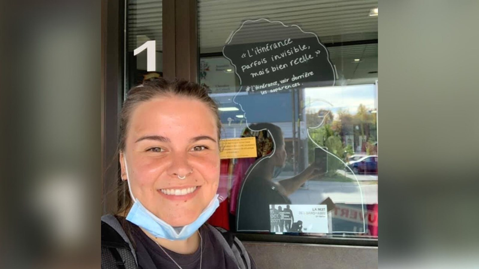 Maude a pris une photo avec l'un des silhouettes installées sur la 1re Avenue. 