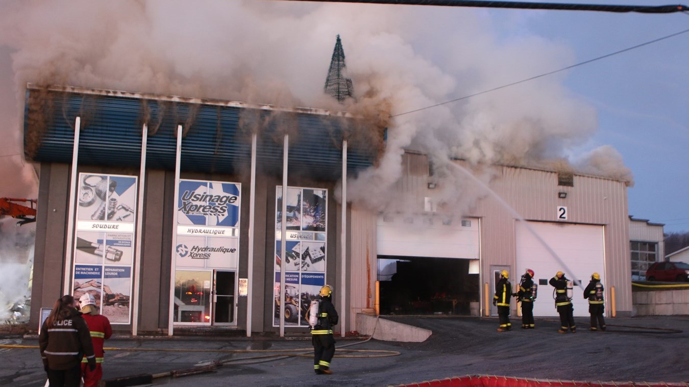 Incendie chez Usinage Xpress: le feu aurait pris naissance dans la chambre à peinture