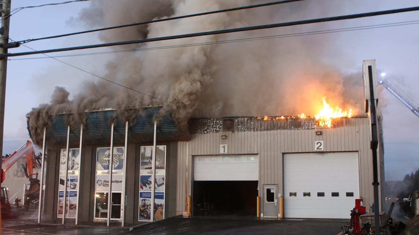 Incendie chez Usinage Xpress: le feu aurait pris naissance dans la chambre à peinture