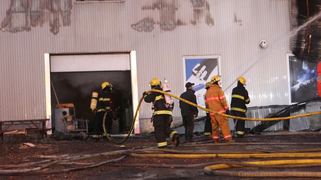 Incendie chez Usinage Xpress: le feu aurait pris naissance dans la chambre à peinture