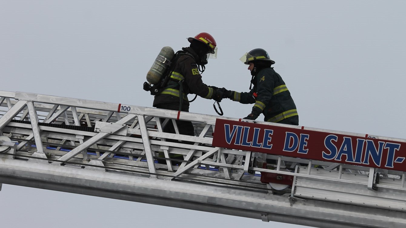 Un feu de cheminée à une résidence de Saint-Georges 