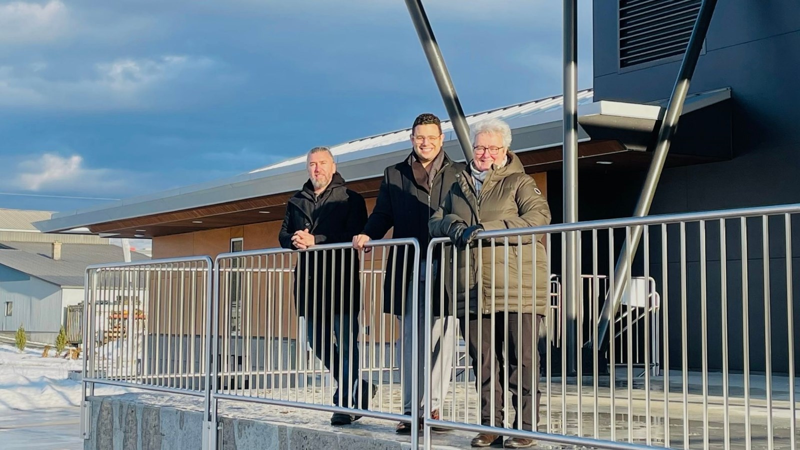 Jean-François Bernatchez, directeur des Amants de la scène, Samuel Poulin et Carole Paquet, directrice du Service des loisirs et de la culture de la Ville de Saint-Georges